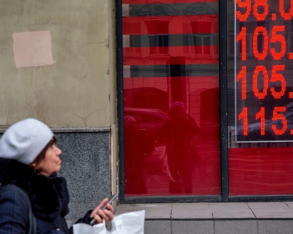 ЦБ опустил официальный курс доллара ниже ₽103