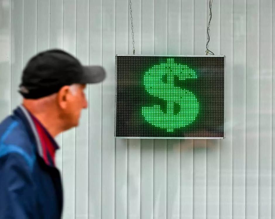 ЦБ поднял официальный курс доллара США выше ₽103