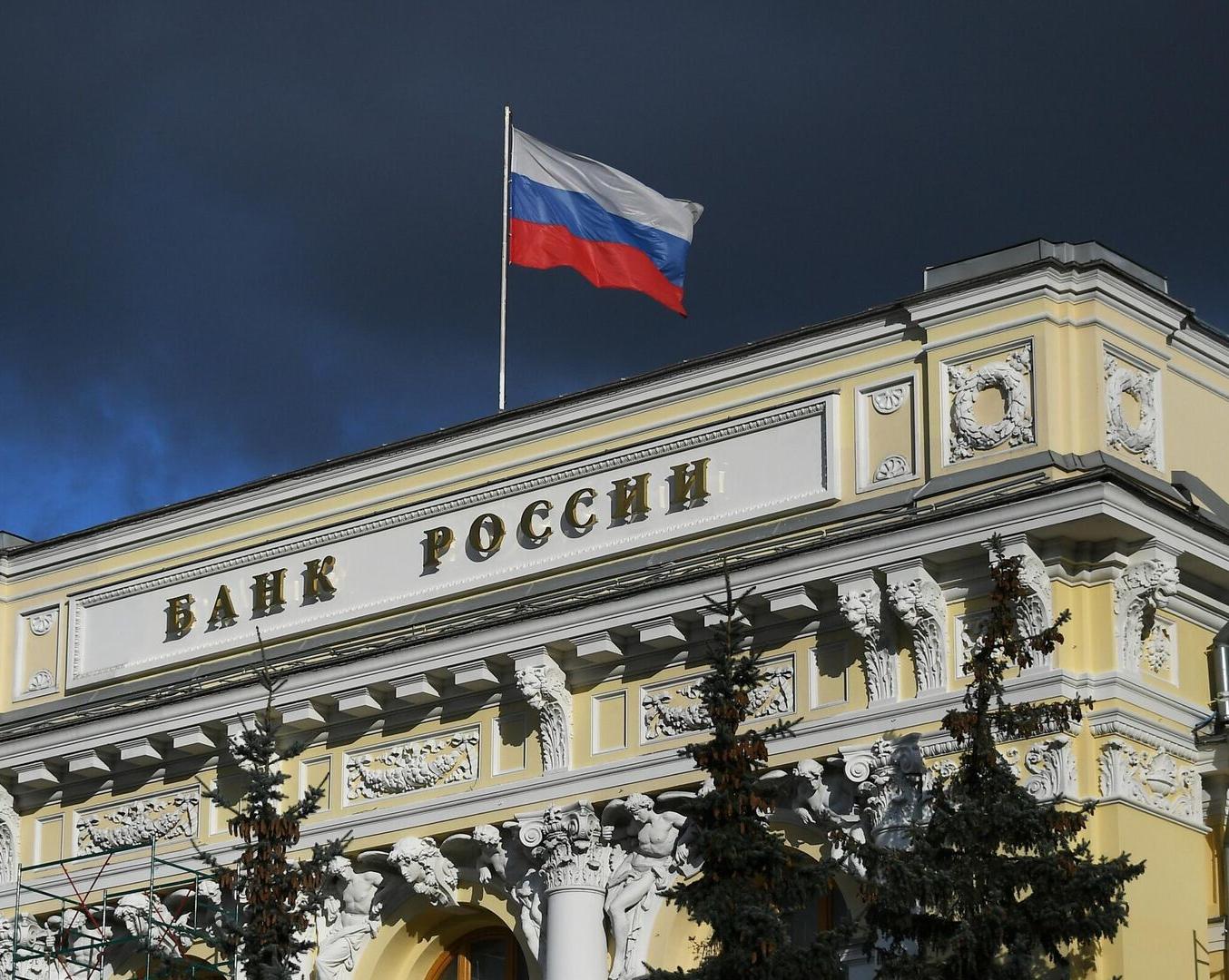 ЦБ поднял официальный курс доллара выше 102 рублей